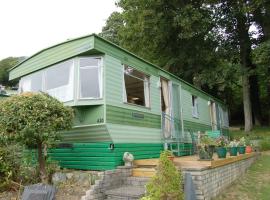 Little Oak Place Caravan A26 at The Woodlands, hotell i Bryn-crug