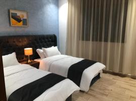 Family Beachfront Escape with Two Bedrooms, hotel u gradu Ras El Ma