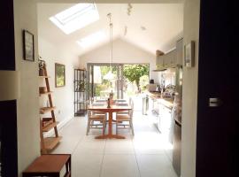 Quaint 3 bedroom Devon cottage, vacation home in Honiton