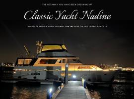 Classic Yacht Nadine in Poole Harbour, Dorset, with a Hot Tub Jacuzzi, hajó Poole-ban