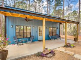 Winnsboro Barndominium with Fire Pit and Large Deck!, hotel en Winnsboro