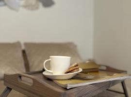 DZIRNAVU IELAS APARTMENT, hotel con estacionamiento en Kuldīga