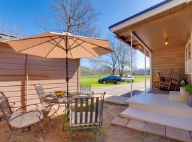 Rusk Retreat with Fire Pit, Grill and Countryside View, hotel with parking in Rusk