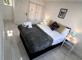 Cathedral Walk 3 Bed Coachhouse, hotel with parking in Lichfield