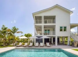The Crestwood House - Private Heated Pool & Parking
