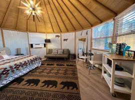 Glamping-Sky Dome Yurt-Tiny House-2 by Lavenders field, rumah kecil di Valley Center