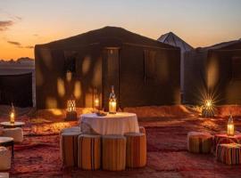 Desert Luxury Camp، فندق في امحاميد