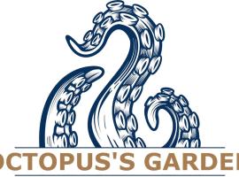 Lux Beatles themed beach home, 5 min WALK to Beach + Golf Cart, Dog Friendly!, hotel a Destin