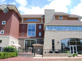 Beautiful First Floor suite with patio to the Bay, hotell i Traverse City