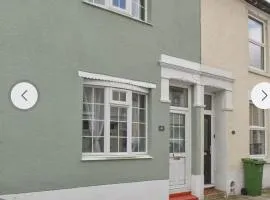 Southsea Home Stay : 2 Bedroom House with Garden and Hot Tub
