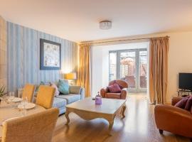 Abbey Church 9 The Nave 2 bedroom Luxury Self catering apartment in Historic Abbey, hotel met zwembaden in Fort Augustus