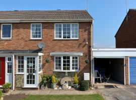 The Marlene - Lovely 3-Bed Home - Free WIFI & Parking - Short or Long Stays, hotel a Burton upon Trent