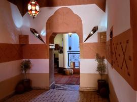 Tafsut dades guesthouse stay with locals, hotel en Tamellalt