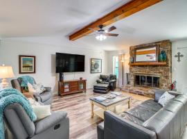 Fairfield Bay Home On Golf Course w/ Fenced Yard!, hotel a Fairfield Bay