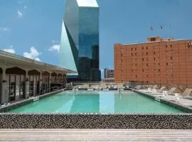 Downtown Dallas CozySuites w/ roof pool, gym #7
