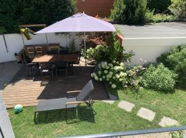 Charmante maison de ville avec jardin et piscine, hôtel à Auxerre