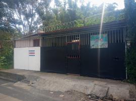 Hogar tico-estadounidense cerca de aeropuerto, hotel v destinaci Alajuela