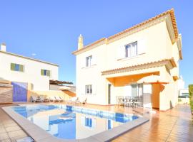 Vila com piscina a 5 minutos da Praia, hotel cu parcare din Alcantarilha