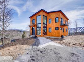 Custom Windham Mtn Villa with Pool, Theater and Views!, hotel v destinaci Windham