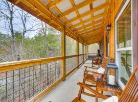 Cozy Sevierville Cabin with Hot Tub and Game Room!, vila u gradu 'Pigeon Forge'