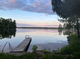 Gorgeous Muskokan Cottage on Six Mile Lake, hotel met parkeren in Port Severn