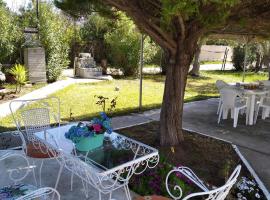 Country House Kalyves, 2 bedrooms, sleeps 6, 700sqmgarden, 180m from beach, hotel in Kalives Poligirou