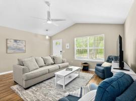Peaceful Pearl Retreat- 5 Minutes to Downtown, 10 Minutes to Beach, hotell i St. Augustine