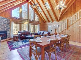 Blakeslee Cabin with Spacious Deck and Private Hot Tub, vila di Blakeslee