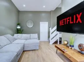 4 Bedrooms Homely House with Garden- Sleeps 9 Comfortably with 6 Comfortable Beds, Free Street Parking, Business Travellers, Contractors, & Holiday-Goers, Coventry, Near All Major Transport Links in Coventry and Motorway