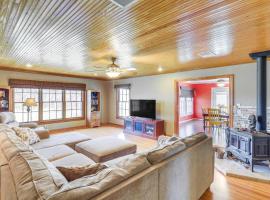 Riverside Texas Retreat with Wraparound Porch!, khách sạn ở Thorndale