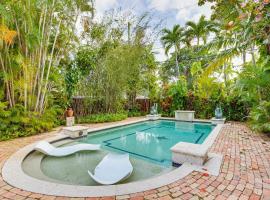 Lush West Palm Beach Getaway with Backyard Oasis! – hotel w mieście West Palm Beach