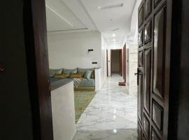 شقة تتوفر على جميع شروط الراحة و الامان, hotel in Benguerir