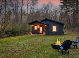 Bear’s Place by AvantStay Cozy Mountain Cabin in Brevard Firepit Day-trip to Asheville, casa de temporada em Brevard