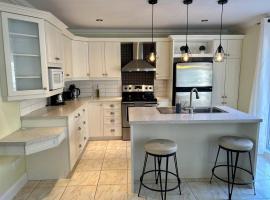 3BR House 6 Guests Near Water, хотел в Лавал