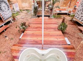 Nomadic Surf Camp, hotel v destinaci Uvita