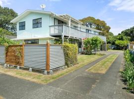 Whole House Sleeps 12 AC -Wifi - Pool, hotel in Gisborne