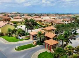 Condominio Gold Coast 2BR 3BTH, casa o chalet en Palm-Eagle Beach