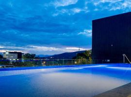 The Hamptons - Lux 2 Bed 2 Bath, Pool - Central Location, accessible hotel in Canberra