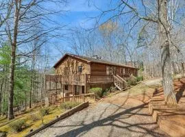 Warm and cozy cabin in Lake Lure, nestled in hardwood trees, peaceful home- WiFi home