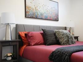 Stylish Retreat with King Bed, Long Stays, WEM, Disney+, cottage in Edmonton
