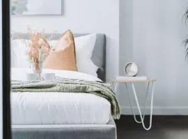High-Rise 2BR Apt CBD I Pool, Gym & Prime Location