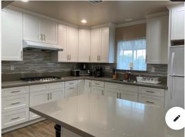 New! Cozy Gated 3BR, 2BA Vacation Home, vila v destinaci Rosemead
