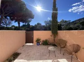 Mazet rénové avec piscine, tennis, 2 terrasses à Cavalaire-sur-Mer. - FR-1-100-333