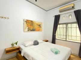 LORENT HOSTEL Nipah, хостел в Паданг