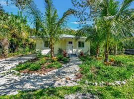 Casa Posada - So Close You Can Hear the Waves Historic Beach Cottage w Beach Gear, хотел в Анна Мария