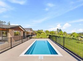 Luxury Modern 3-BDR Oasis, cottage in Kumeu