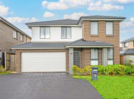 Gregory Hills Spacious & convenient Home, hotel in Narellan