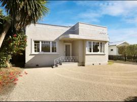 Central and Affordable - Cute Art Deco, villa i Gisborne