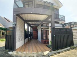 Villa Dengan Kolam Renang di Malang, rumah kotej di Malang