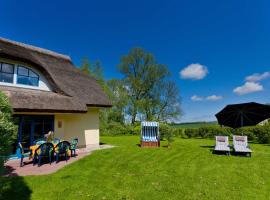 Reetdachhaus Eibe 2, Kaminofen, Sauna, 8 Personen, W-Lan, hotel v destinaci Puddemin